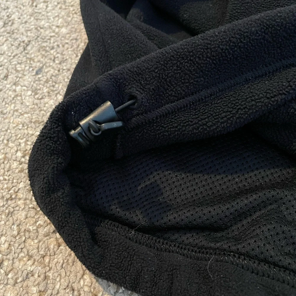 Womens Tna crop sweatshirt. Zip front and zip pockets. Black. Size XS. - Picture 4 of 6
